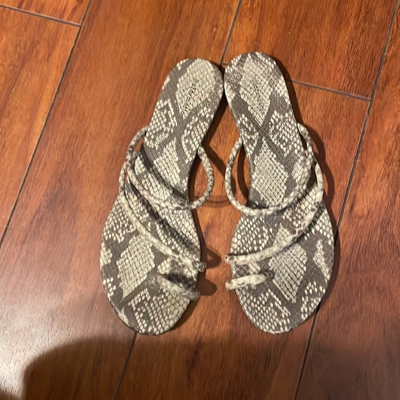 SOLD❌Reformation Ludo Toe Ring Strappy Flat Sandals in Tan Snake - Picture 2 of 6